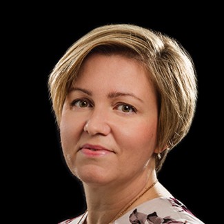 Photograph of Lena Schreiber turning to the camera